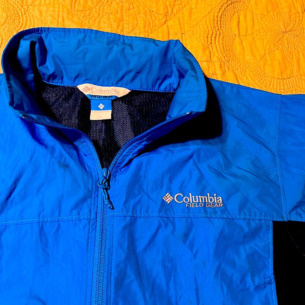 Men’s COLUMBIA BLUE two/tone Size LARGE. Lightweight jacket is in